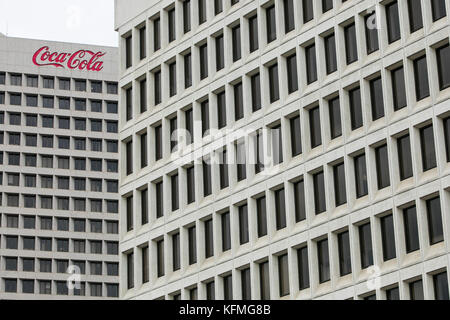 Ein Logoschild vor dem Hauptsitz der Coca-Cola Company in Atlanta, Georgia am 7. Oktober 2017. Stockfoto