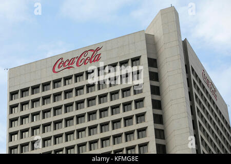 Ein Logoschild vor dem Hauptsitz der Coca-Cola Company in Atlanta, Georgia am 7. Oktober 2017. Stockfoto