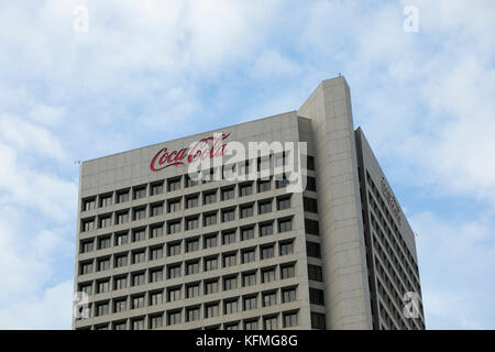 Ein Logoschild vor dem Hauptsitz der Coca-Cola Company in Atlanta, Georgia am 7. Oktober 2017. Stockfoto