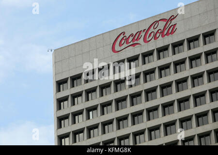 Ein Logoschild vor dem Hauptsitz der Coca-Cola Company in Atlanta, Georgia am 7. Oktober 2017. Stockfoto