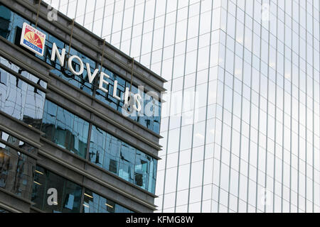 Ein Logoschild vor dem Hauptsitz von Novelis Inc. In Atlanta, Georgia am 7. Oktober 2017. Stockfoto