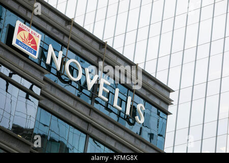 Ein Logoschild vor dem Hauptsitz von Novelis Inc. In Atlanta, Georgia am 7. Oktober 2017. Stockfoto