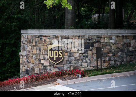 Ein Logoschild vor dem Hauptsitz von United Parcel Service (UPS) in Atlanta, Georgia am 7. Oktober 2017. Stockfoto