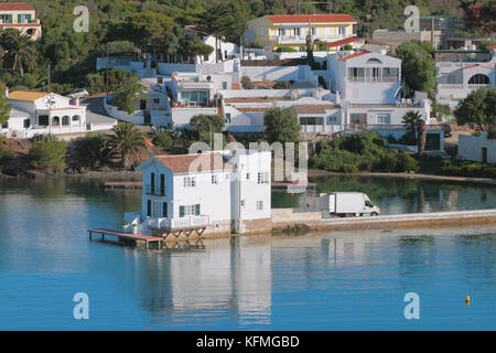 Häuser auf dem Land an der Küste des Meeres Golf. Mahon, Menorca, Spanien Stockfoto