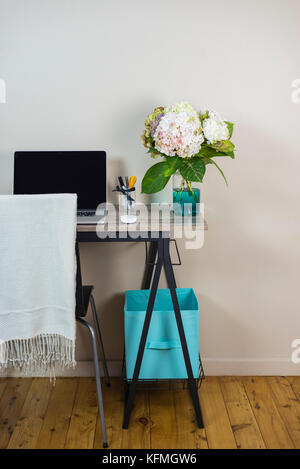 Schön kuratiert Schreibtisch, Laptop und Hortensien, Stockfoto