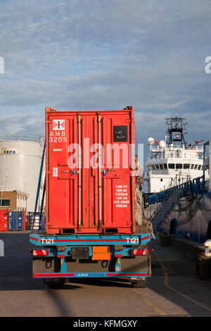 Mini Container warten auf einem Tieflader Lkw auf Offshore Supply Schiff am ASCO-Supply Base in Great Yarmouth, die geladen werden soll. Stockfoto