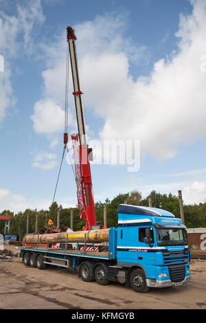 Stillgelegt Rohr in der Nordsee Öl- und Gasindustrie geliefert wird Metallplatz in Großbritannien nach Norfolk von arr craib Transportunternehmen verwendet. Stockfoto