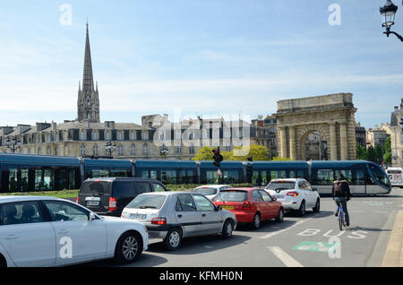 Die Burgundische Pforte und der berühmten Straßenbahn in Bordeaux Stockfoto