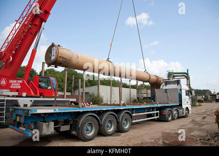 Stillgelegte Rohrleitungen, die in der Öl- und Gasindustrie in der Nordsee verwendet werden, werden von LKW auf einer EMR-Schrottmetallwerft in Norfolk entladen. Stockfoto