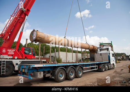 Stillgelegte Rohrleitungen, die in der Öl- und Gasindustrie in der Nordsee verwendet werden, werden von LKW auf einer EMR-Schrottmetallwerft in Norfolk entladen. Stockfoto