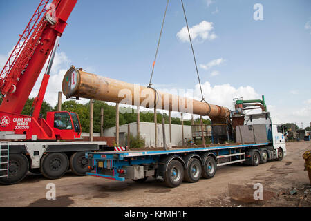 Stillgelegte Rohrleitungen, die in der Öl- und Gasindustrie in der Nordsee verwendet werden, werden von LKW auf einer EMR-Schrottmetallwerft in Norfolk entladen. Stockfoto