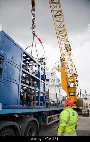 Asco Offshore Kran Hebezeuge vom Tieflader auf Schiff in Great Yarmouth Hafen. Stockfoto