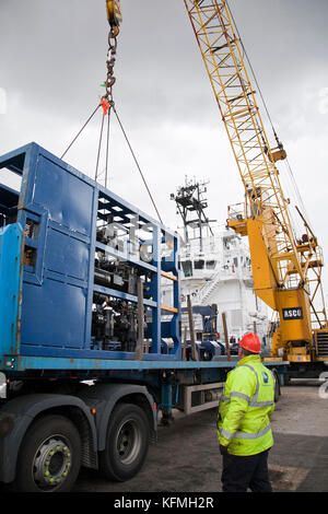 Asco Offshore Kran Hebezeuge vom Tieflader auf Schiff in Great Yarmouth Hafen. Stockfoto