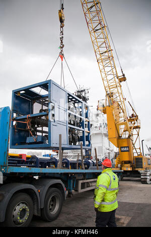 Asco Offshore Kran Hebezeuge vom Tieflader auf Schiff in Great Yarmouth Hafen. Stockfoto