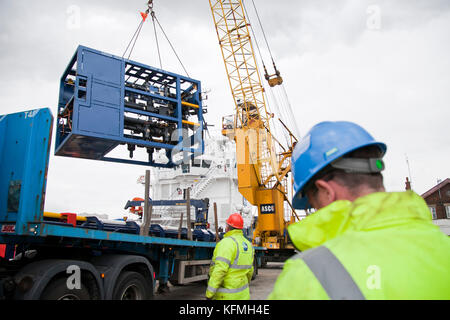 Asco Offshore Kran Hebezeuge vom Tieflader auf Schiff in Great Yarmouth Hafen. Stockfoto