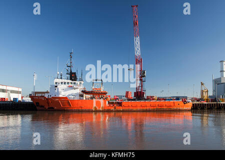 Versorgungsschiff Putford Voyager entladen auf Petersons Versorgungsbasis im Hafen von Great Yarmouth. Stockfoto