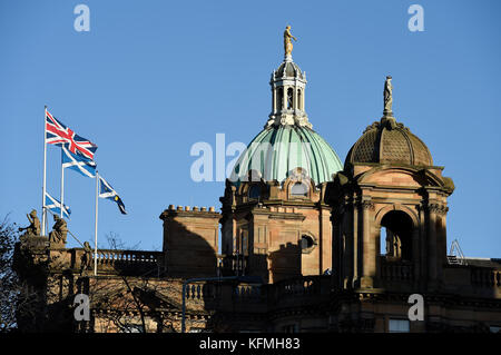 Fahnen wehen von der Oberseite der Bank von Schottland Hauptsitz auf dem Damm, Edinburgh. Stockfoto