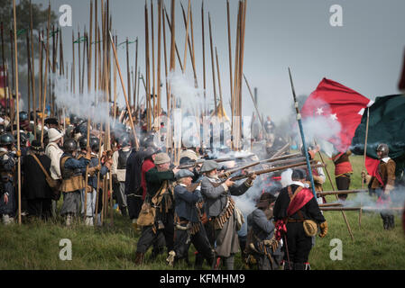 Compton Verney, Warwickshire, Großbritannien. 24. September 2017. Mitglieder der Sealed Knot Re-enactment Gesellschaft in ihren Hunderten auf einem Feld an Compt Stockfoto