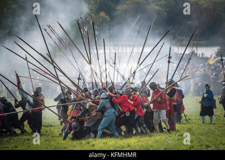 Compton Verney, Warwickshire, Großbritannien. 24. September 2017. Mitglieder der Sealed Knot Re-enactment Gesellschaft in ihren Hunderten auf einem Feld an Compt Stockfoto