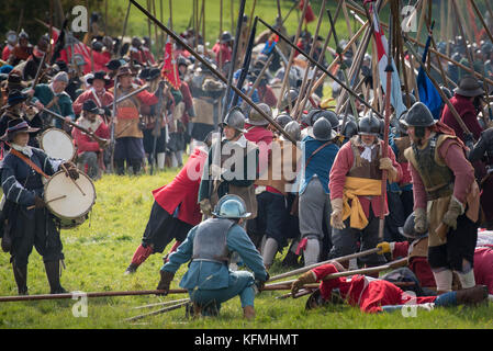 Compton Verney, Warwickshire, Großbritannien. 24. September 2017. Mitglieder der Sealed Knot Re-enactment Gesellschaft in ihren Hunderten auf einem Feld an Compt Stockfoto