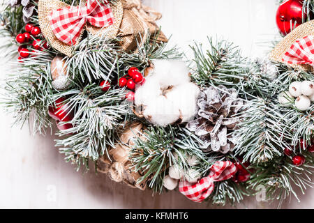 Rote und weiße Weihnachten Kranz Stockfoto