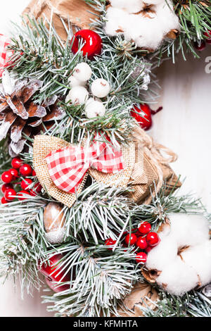 Rote und weiße Weihnachten Kranz Stockfoto