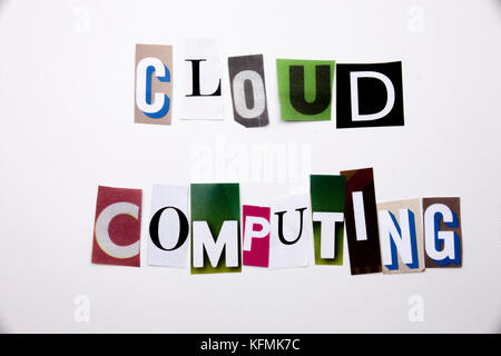 Ein Wort Schreiben von Text, Konzept des Cloud Computing aus verschiedenen Magazin Zeitung schreiben für Business Case auf den weißen Hintergrund mit spac Stockfoto