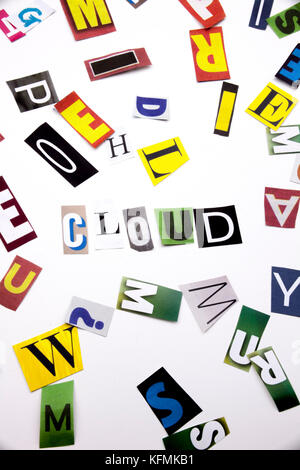 Ein Wort Schreiben von Text, Konzept des Cloud Computing aus verschiedenen Magazin Zeitung schreiben für Business Case auf den weißen Hintergrund mit spac Stockfoto