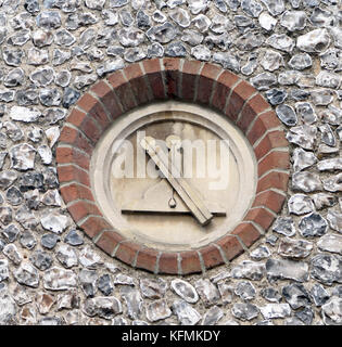 Ein Lot Regel und -ebene, die freimaurersymbole auf Stein Plagen in einem feuerstein Wand geschnitzt auf einem alten Masonic Hall. Winchester, Hampshire, UK Stockfoto