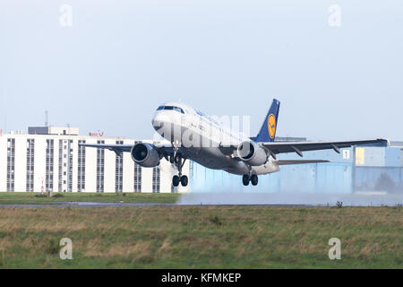 Langenhagen/Deutschland - 28. Oktober 2017: Airbus A319-100 der Lufthansa vom internationalen Flughafen Langenhagen/Hannover. Stockfoto