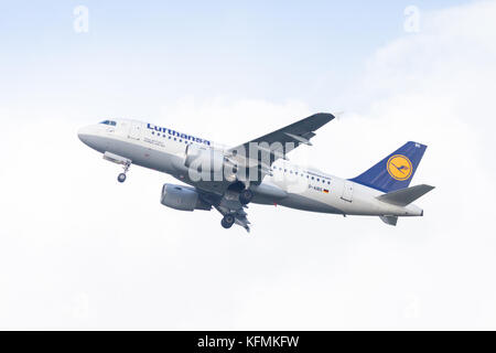 Langenhagen/Deutschland - 28. Oktober 2017: Airbus A319-100 der Lufthansa vom internationalen Flughafen Langenhagen/Hannover. Stockfoto