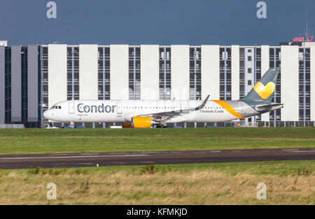 Langenhagen/Deutschland - 28. Oktober 2017: Airbus A321 der Fluggesellschaft Condor Antriebe am Flughafen auf der Landebahn. Stockfoto