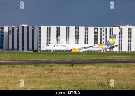 Langenhagen/Deutschland - 28. Oktober 2017: Airbus A321 der Fluggesellschaft Condor Antriebe am Flughafen auf der Landebahn. Stockfoto