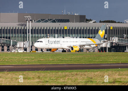 Langenhagen/Deutschland - 28. Oktober 2017: Airbus A321 der Fluggesellschaft Condor Antriebe am Flughafen auf der Landebahn. Stockfoto