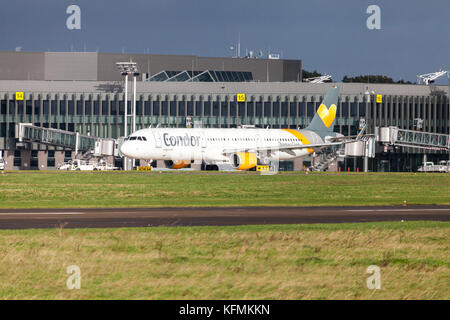 Langenhagen/Deutschland - 28. Oktober 2017: Airbus A321 der Fluggesellschaft Condor Antriebe am Flughafen auf der Landebahn. Stockfoto