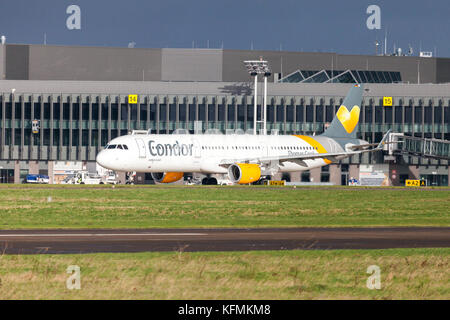 Langenhagen/Deutschland - 28. Oktober 2017: Airbus A321 der Fluggesellschaft Condor Antriebe am Flughafen auf der Landebahn. Stockfoto