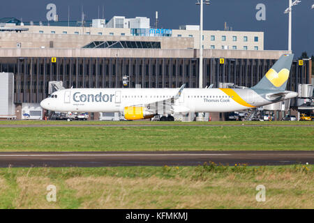 Langenhagen/Deutschland - 28. Oktober 2017: Airbus A321 der Fluggesellschaft Condor Antriebe am Flughafen auf der Landebahn. Stockfoto