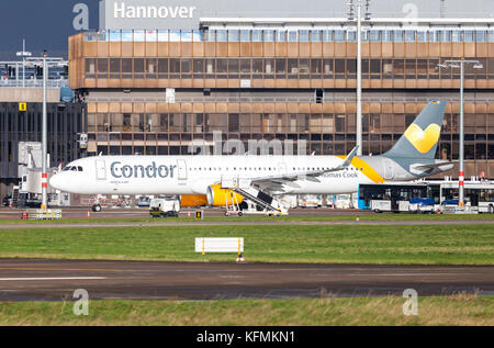 Langenhagen/Deutschland - 28. Oktober 2017: Airbus A321 der Fluggesellschaft Condor Antriebe am Flughafen auf der Landebahn. Stockfoto