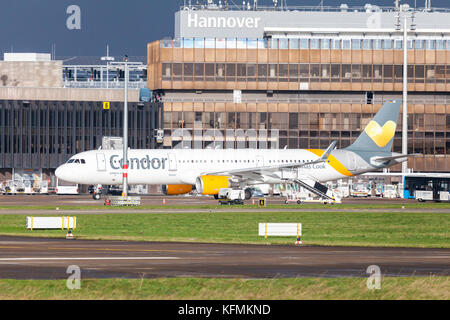 Langenhagen/Deutschland - 28. Oktober 2017: Airbus A321 der Fluggesellschaft Condor Antriebe am Flughafen auf der Landebahn. Stockfoto