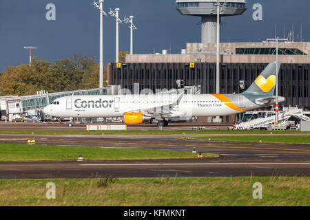 Langenhagen/Deutschland - 28. Oktober 2017: Airbus A321 der Fluggesellschaft Condor Antriebe am Flughafen auf der Landebahn. Stockfoto