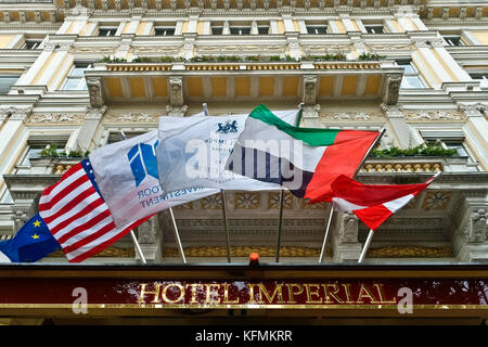 Imperial Hotel Fassade mit Fahnen. 5 Sterne Luxus Hotel. Unterzeichnen. Äußere Württemberg Palast. Stadt Wien, Österreich, Europa. Lifestyle Konzept. Stockfoto