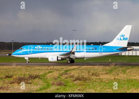 Langenhagen/Deutschland - Oktober 28, 2017: Embraer ERJ-175 von Fluggesellschaft KLM landet auf dem internationalen Flughafen Langenhagen/Hannover. Stockfoto