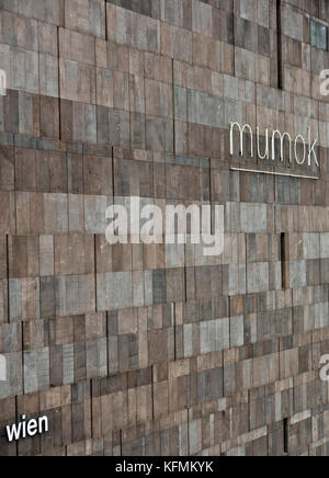 MUMOK, Museum moderner Kunst, (Museum für Moderne Kunst). MuseumsQuartier Wien, Wien, Österreich, Europa. Architektonische Details der Fassade. Leuchtreklame. Stockfoto