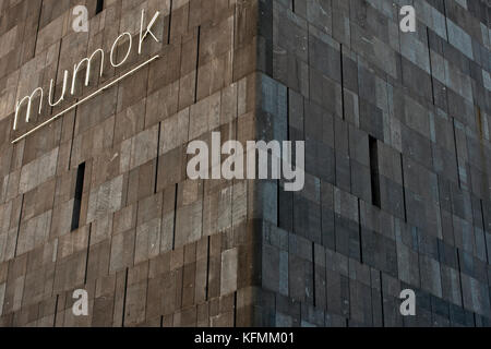 MUMOK, Museum moderner Kunst, (Museum für Moderne Kunst). MuseumsQuartier Wien, Wien, Österreich, Europa. Architektonische Details der Fassade. Leuchtreklame. Stockfoto