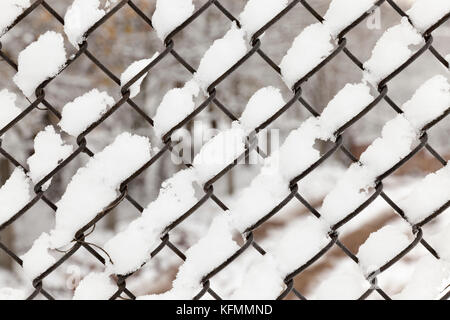 Metallgitter abgedeckt Schnee Stockfoto