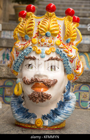Charakteristische Keramik Blumentopf in Caltagirone, Sizilien, Italien Stockfoto