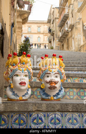 Charakteristische Keramik Blumentopf in Caltagirone, Sizilien, Italien Stockfoto