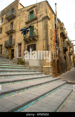 Charakteristischen Fliesen im Treppenhaus in Caltagirone, Sizilien, Italien Stockfoto