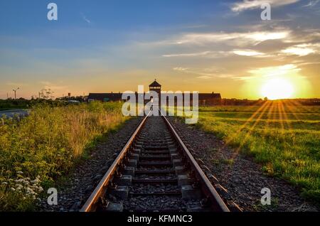 Oswiecim, Polen - 29. Juli 2017: Das Tor zum Konzentrationslager Auschwitz Birkenau in Oswiecim, Polen. Stockfoto