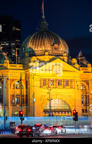 Der Bahnhof Flinders Street nach Einbruch der Dunkelheit. Stadtzentrum von Melbourne entfernt. Victoria. Australien Stockfoto